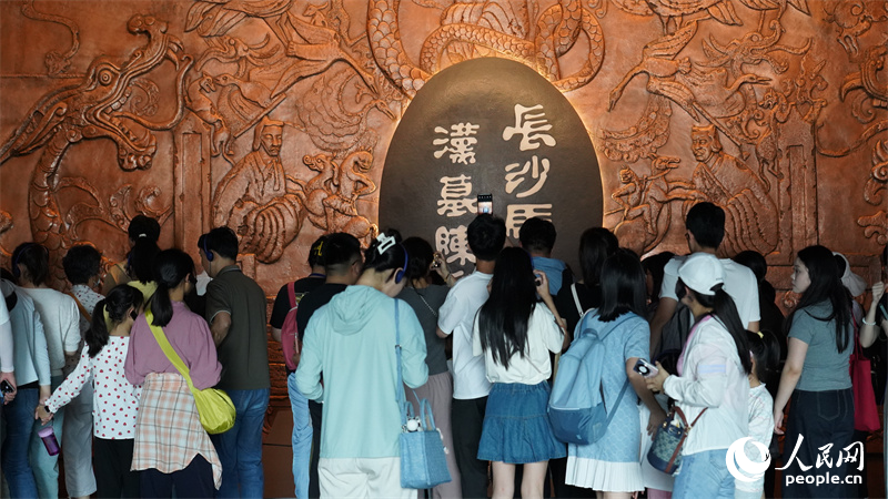 湖南博物院開啟“人從眾”模式。人民網記者 吳茜薇攝