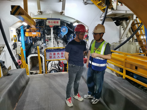 科研团队在深江铁路工程现场进行滚刀性能测试。单位供图