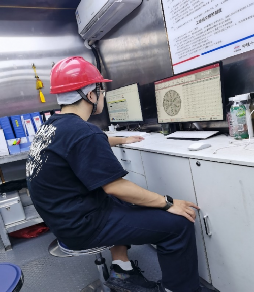 研究人员在现场进行刀具性态在线监测系统调试。单位供图