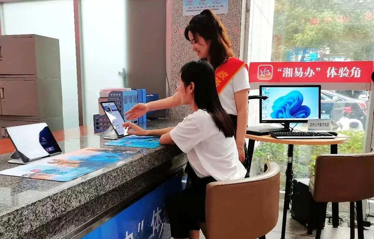 南县政务中心“帮代办”人员服务群众现场。谌武摄