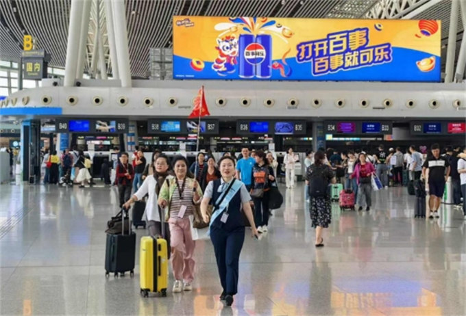團隊管家引領團隊旅客領取已提前打印的登機牌。受訪單位供圖
