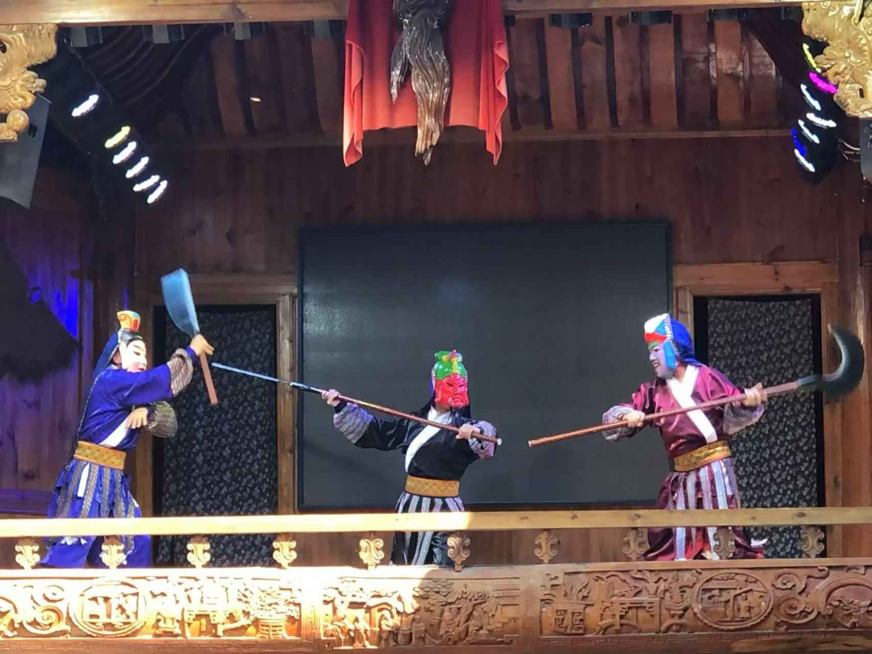 非遗表演“咚咚推”傩戏。谢语欣摄
