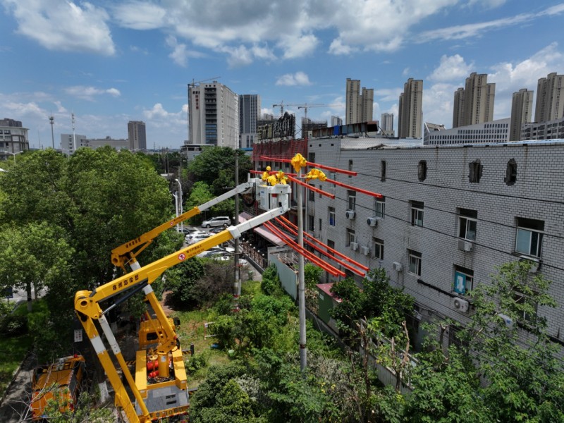 带电作业人员正在室外进行安装工作。受访单位供图 