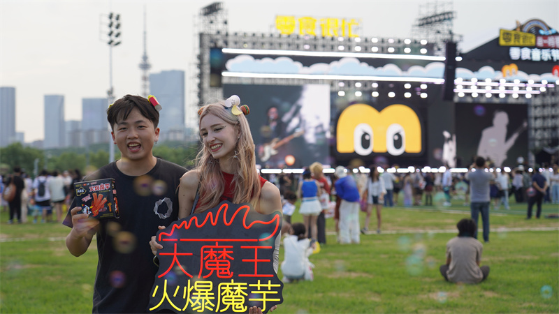 国外友人打卡互动。 尹格摄