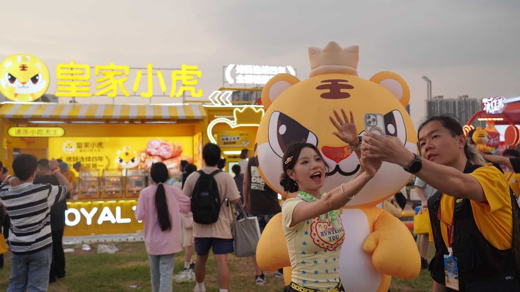 觀眾在門店前打卡拍照。尹格攝