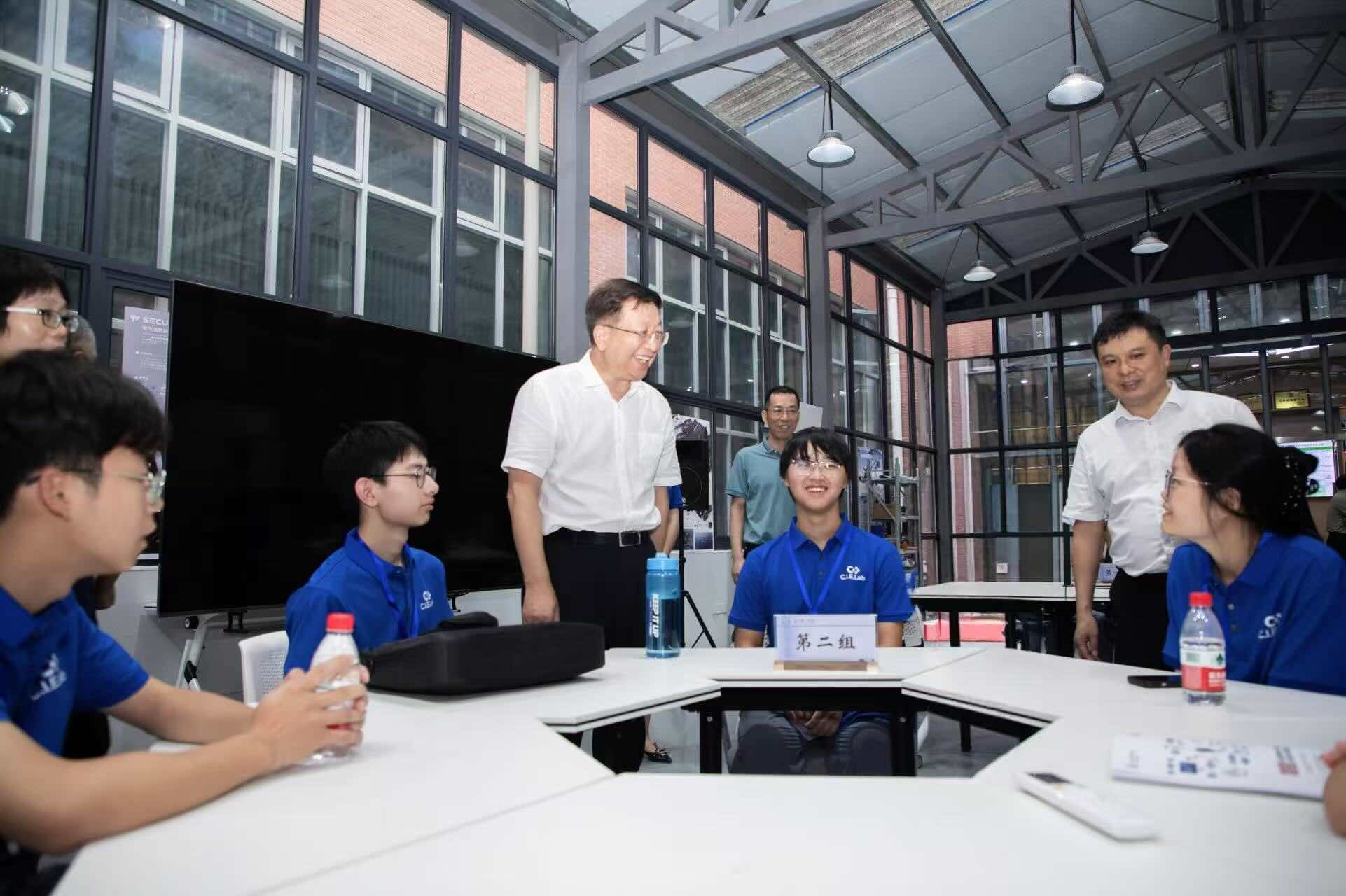 长沙理工大学校党委书记付宏渊一行走进科创营课堂。单位供图