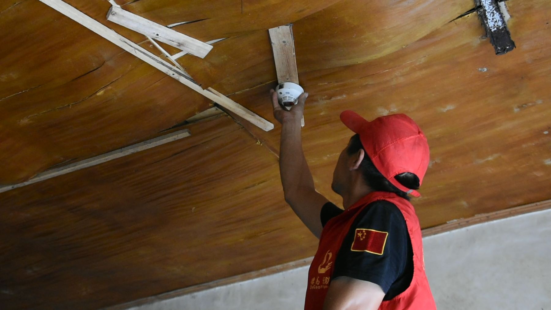 安装独立式感烟火灾探测报警器(单位供图)