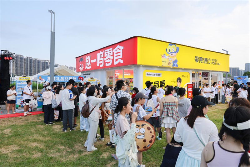 樂迷們正排隊集章打卡兌換禮品。主辦單位供圖