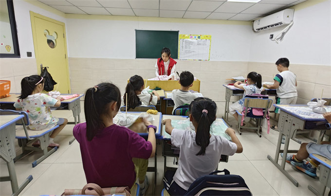 老師帶著孩子們上手工課。人民網記者 劉賓攝