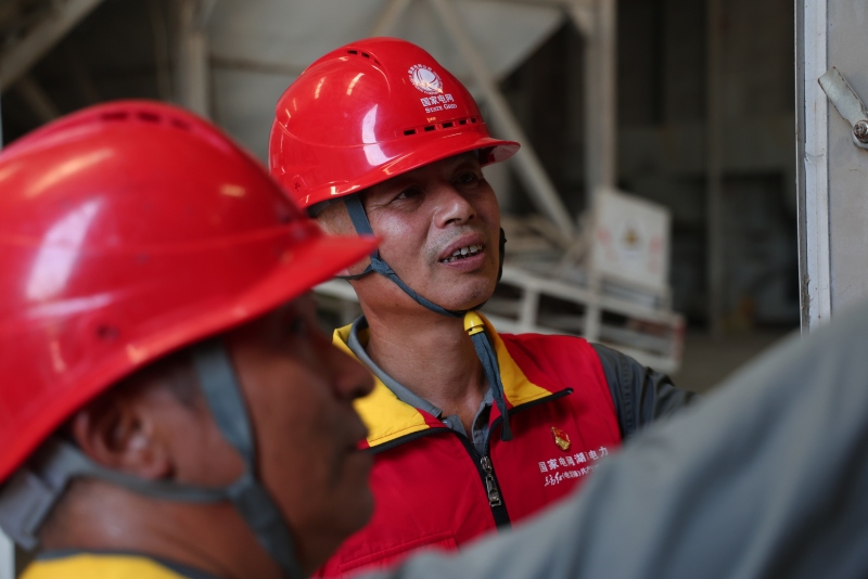 电力员工对线路设备进行巡检。受访单位供图