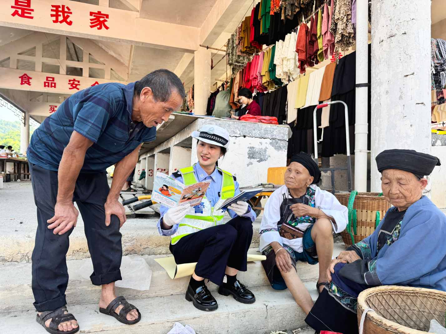“交安＋反诈”宣教进集市（单位供图）