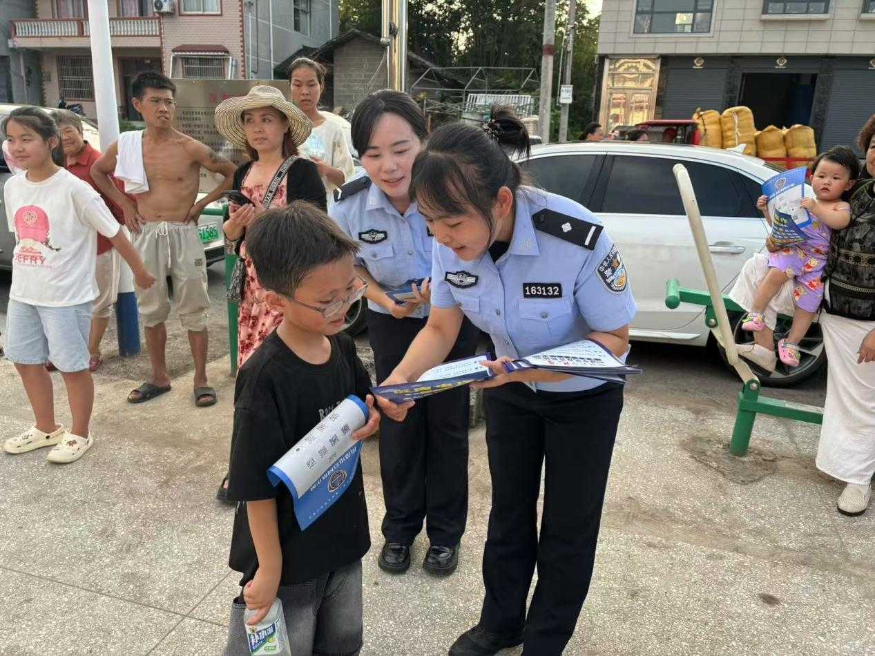 “户外课堂”传妙招 民警化作小卫士（单位供图）