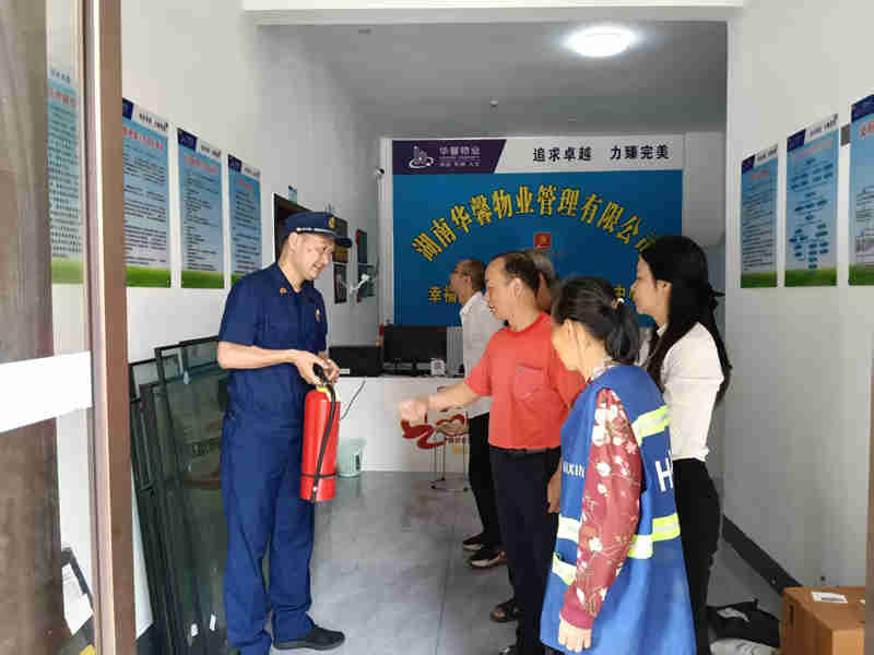 走进社区、街道开展消防安全宣传（单位供图）