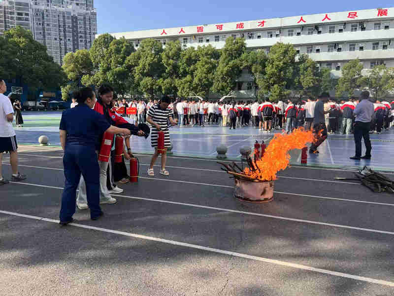 走进校园宣传防火常识、逃生自救常识（单位供图）