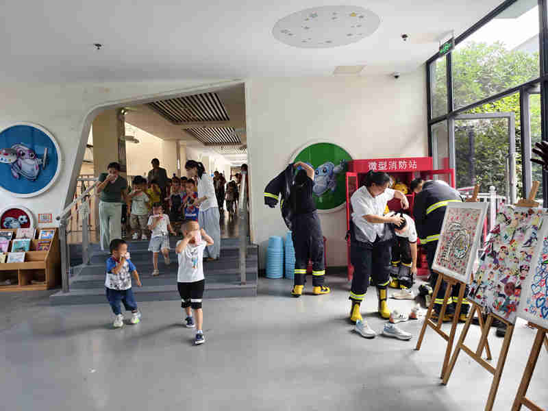 组织幼儿园开展逃生疏散演练（单位供图）