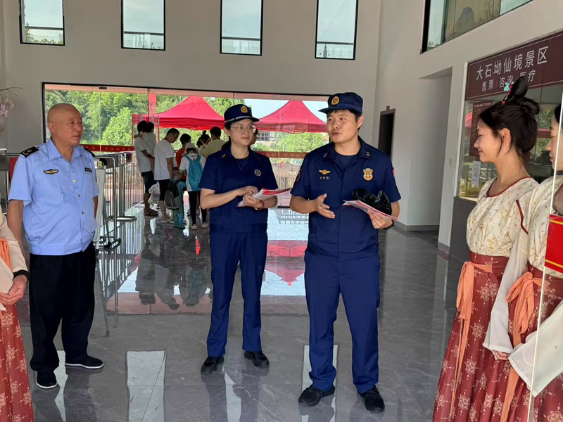 消防员深入热门景区开展消防宣传(单位供图)