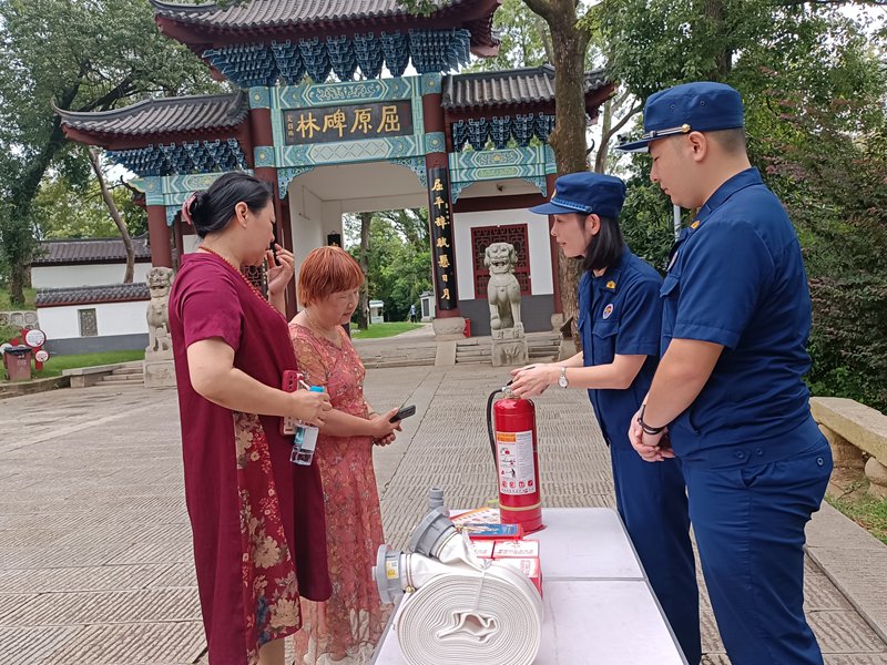 消防员深入热门景区开展消防宣传（单位供图）