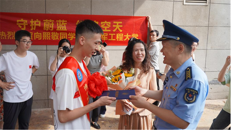 向熙敬亲手接过录取通知书。人民网记者 吴茜薇摄