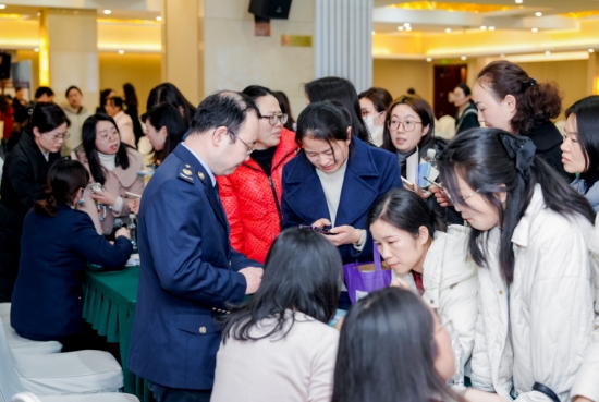 长沙市第二税务分局为纳税人缴费人提供咨询服务活动现场。受访单位供图