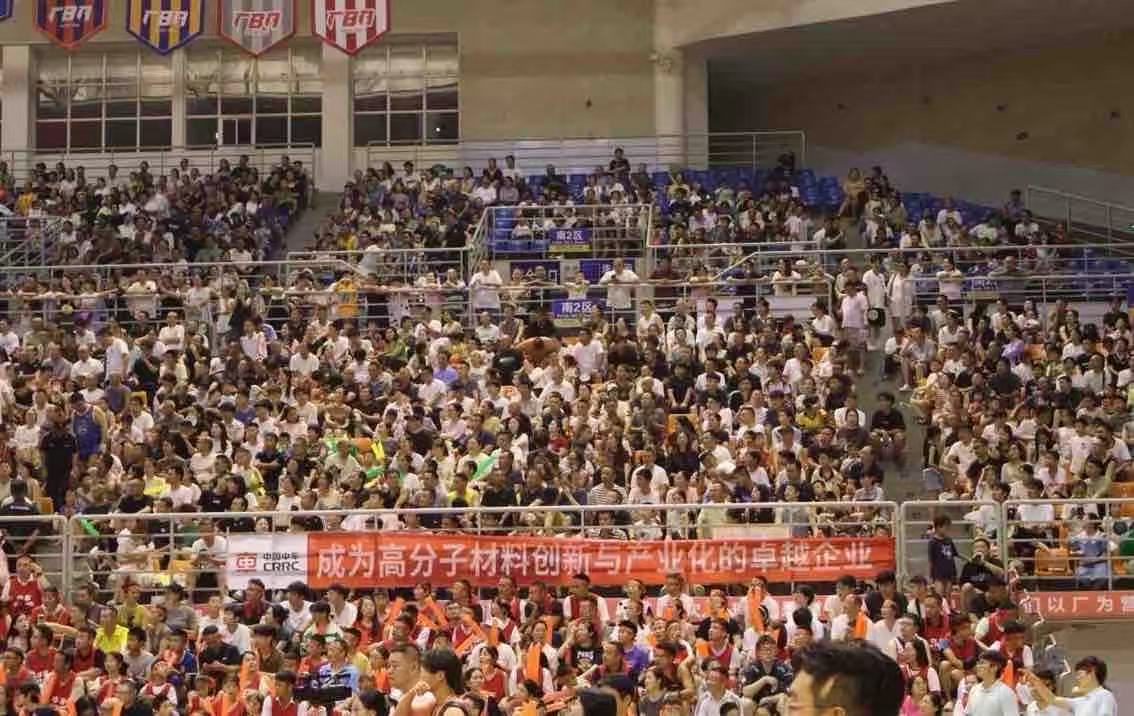 观众席人头攒动。谌与为摄