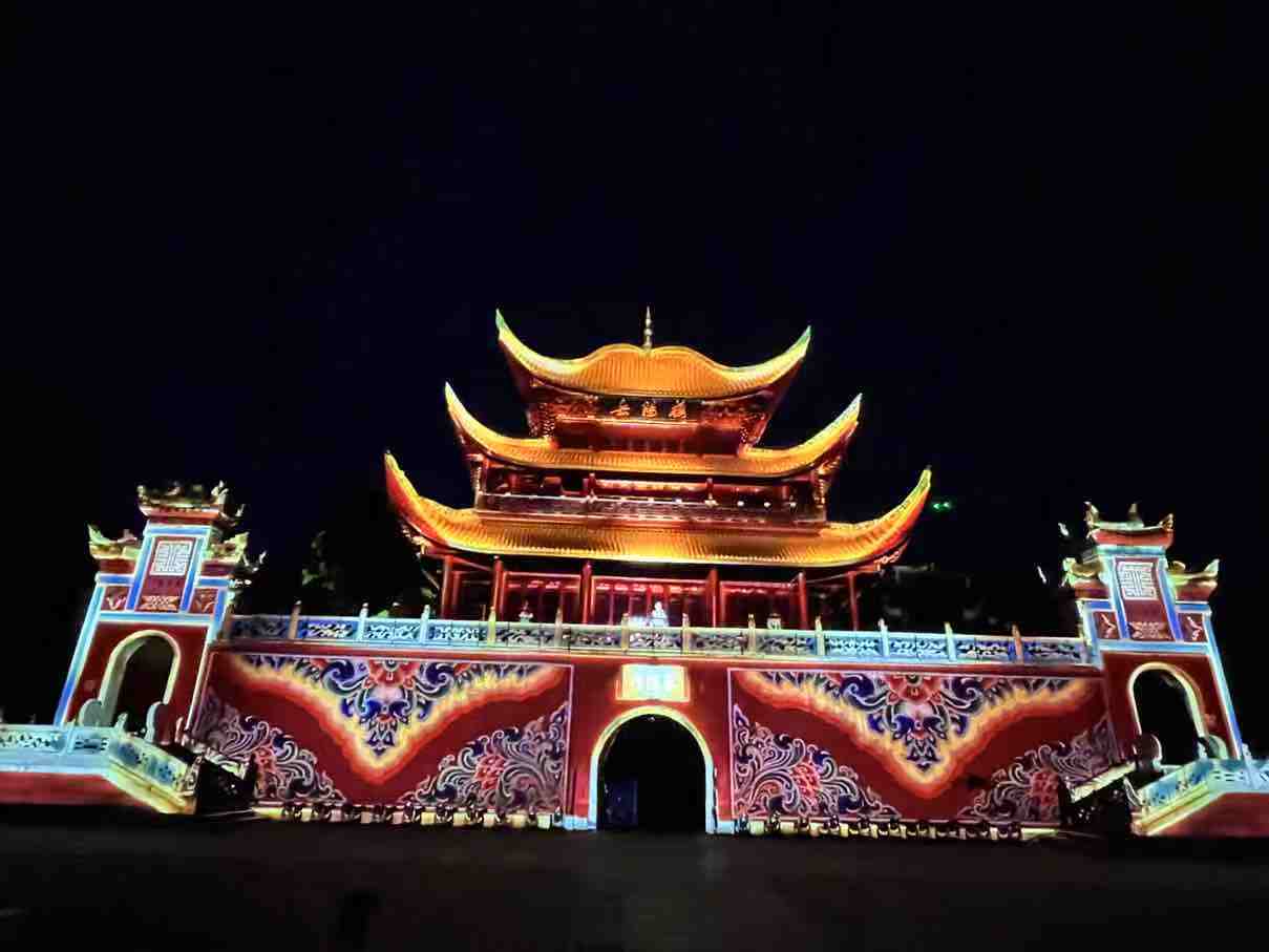 光影点亮岳阳楼。谢语欣摄