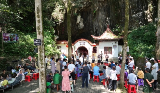 风神洞景区热闹非凡。新宁县融媒体中心供图