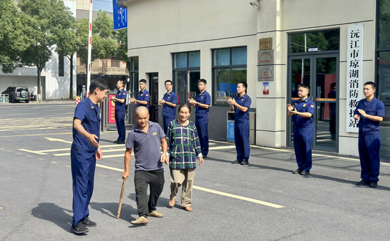 消防员列队欢迎孙力母子参观消防站。益阳消防供图