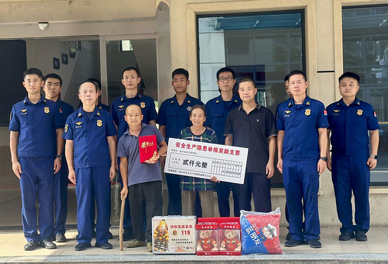 为孙力颁发证书和奖金。益阳消防供图