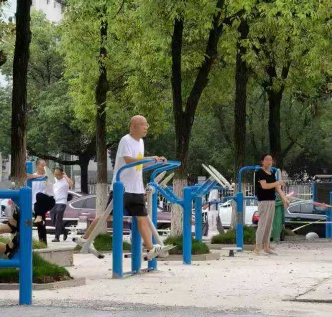树荫下居民健身。受访单位供图