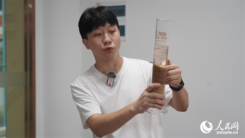 彭文罡正在介绍团队研发的最新产品。人民网记者 吴茜薇摄