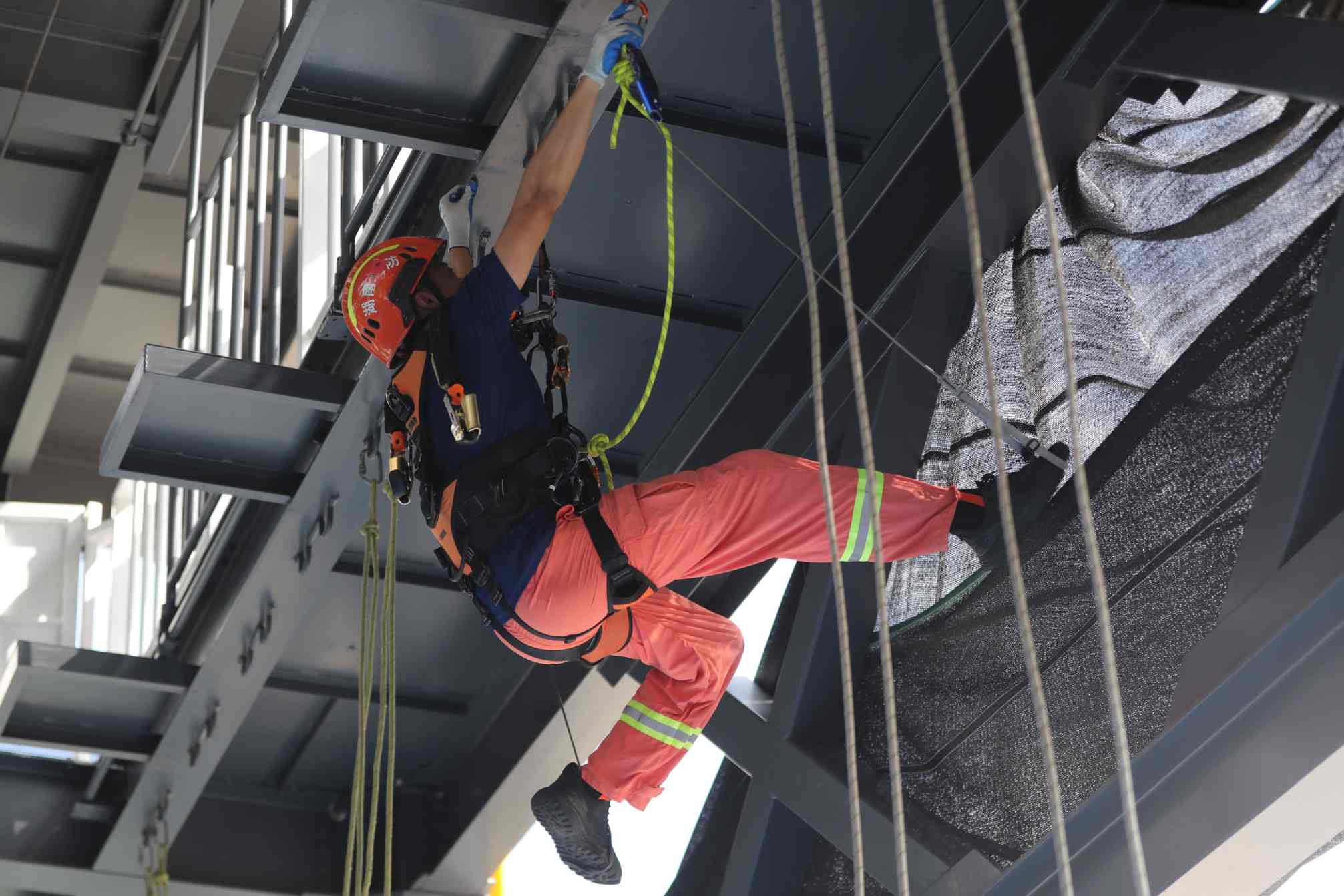 绳上行进中辅助攀登(单位供图)