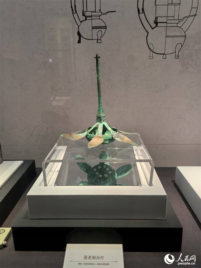 莲花铜吊灯。人民网记者 匡滢摄