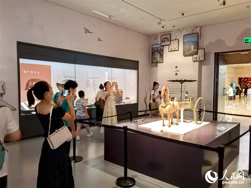 特展吸引众多游客打卡。人民网记者 匡滢摄