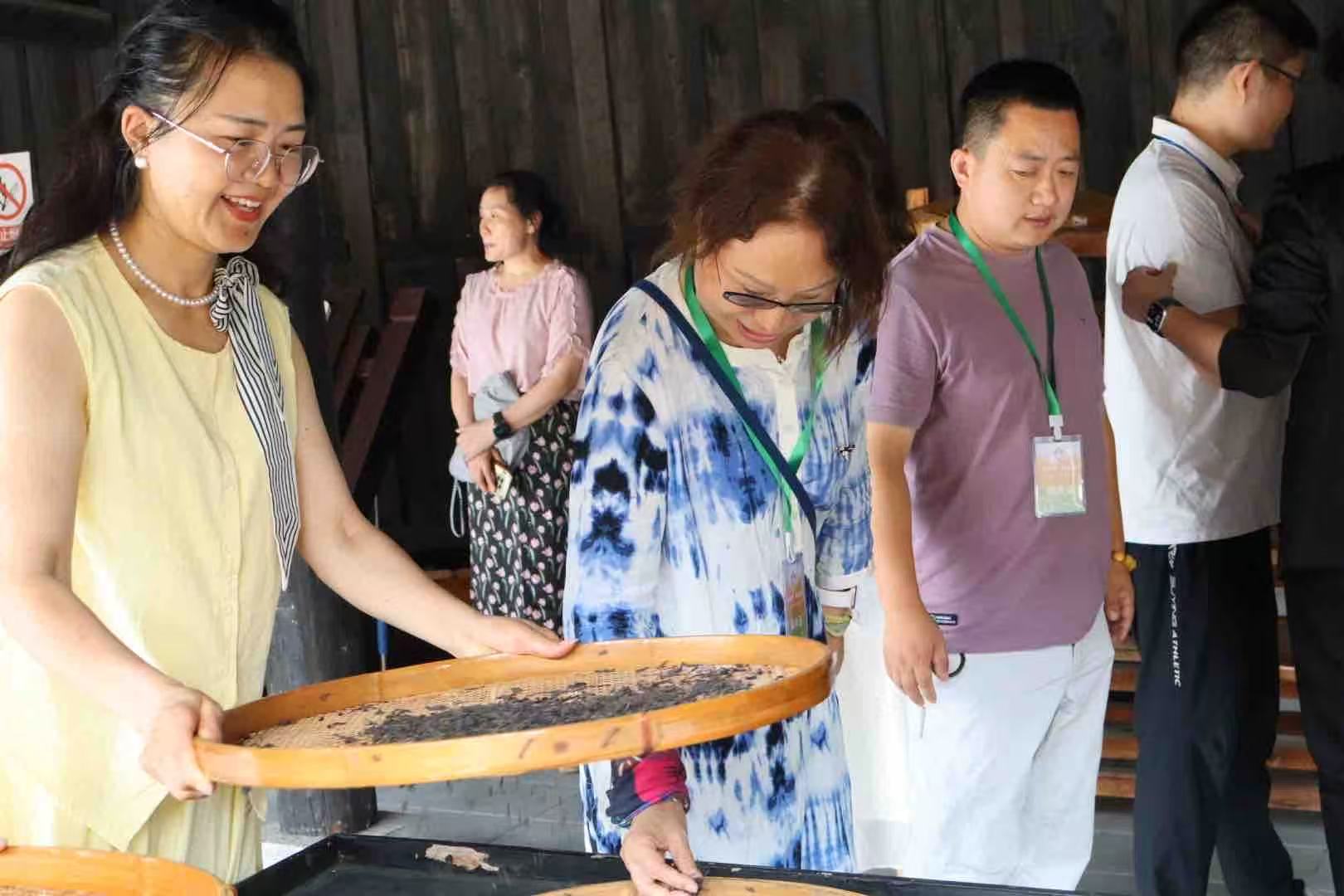 采访团体验传统工艺。谌与为摄