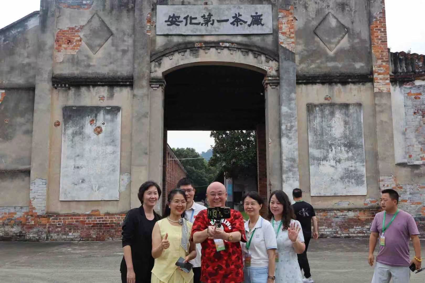 海外记者朋友们在第一茶厂打卡留念。谌与为摄