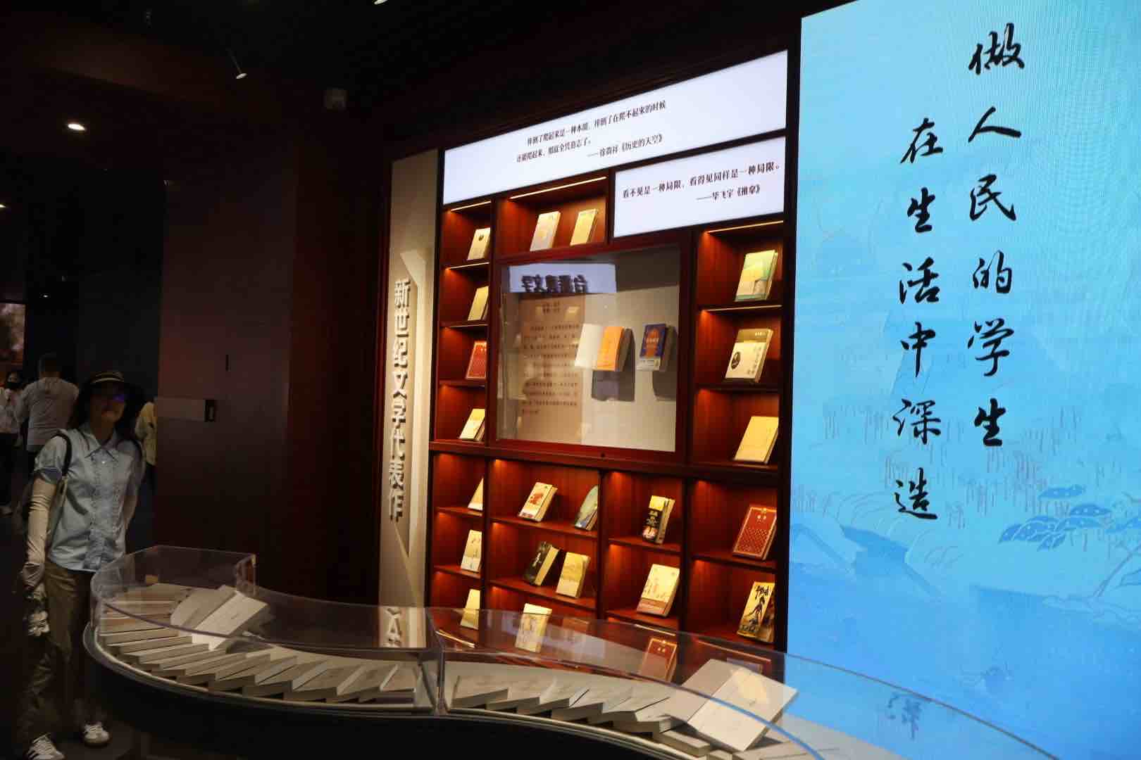 當代作家簽名版圖書珍藏館一景。諶與為攝