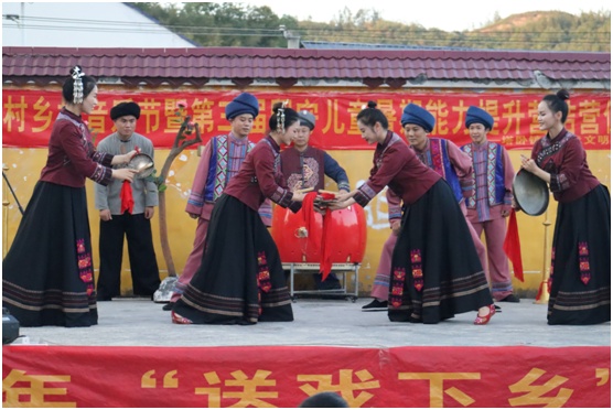 土家族器乐合奏点燃现场气氛。单位供图