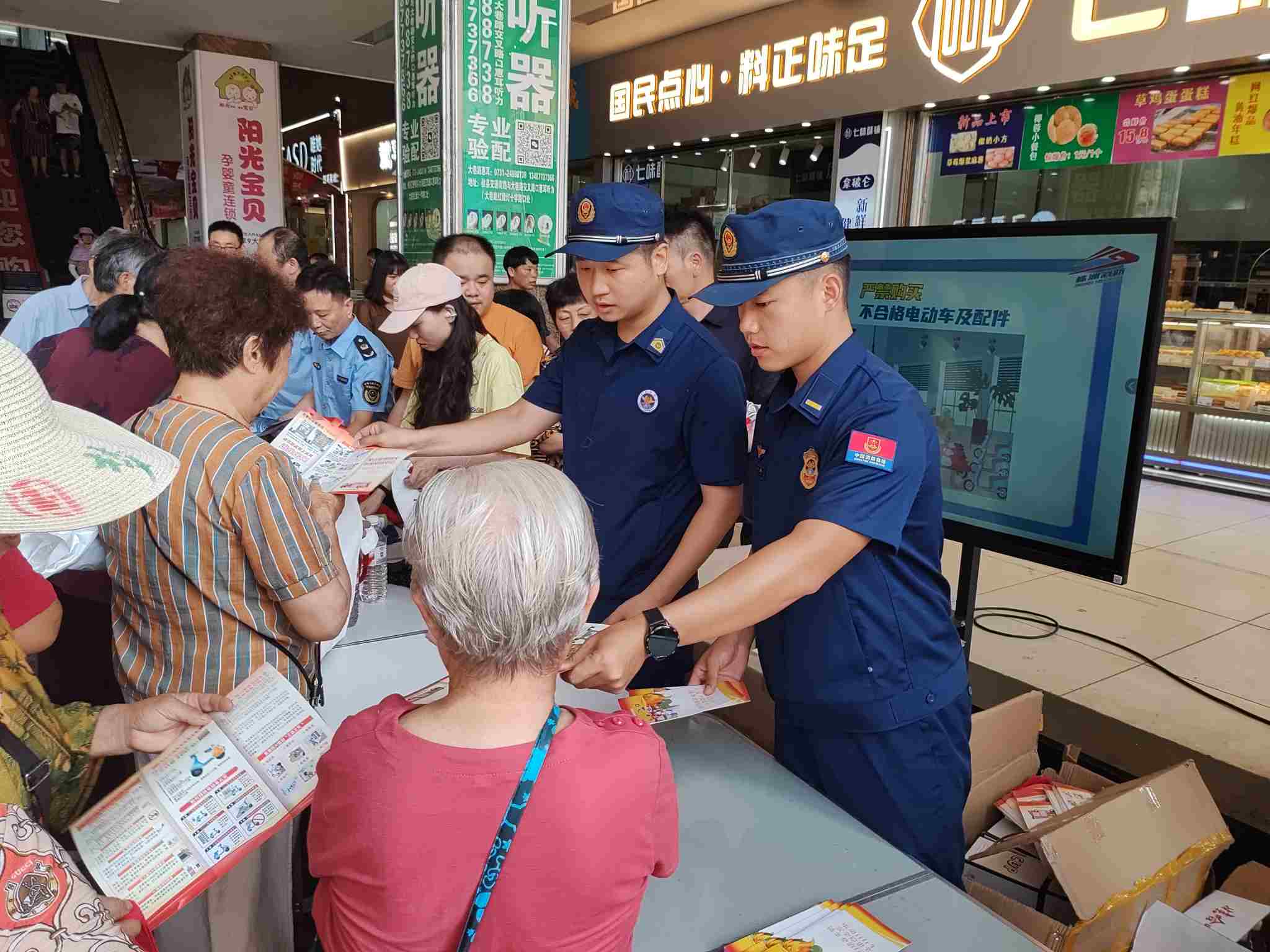 “擺攤設點”開展消防安全宣傳活動（單位供圖）