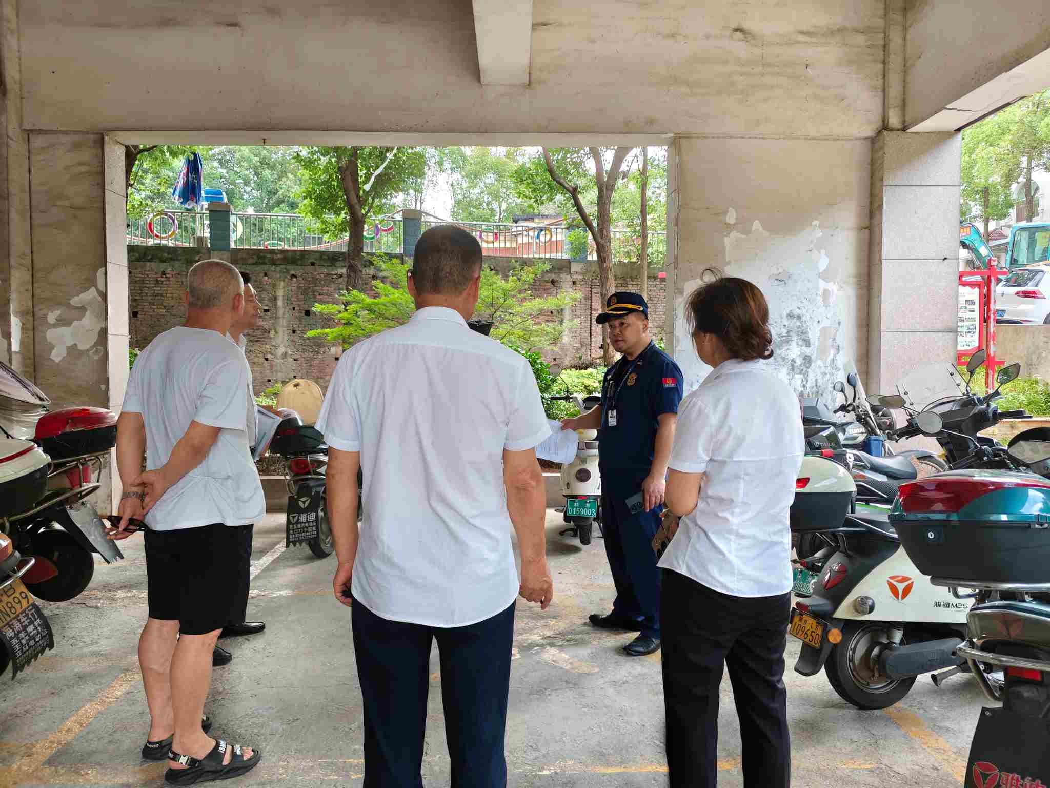 對小區物業及相關負責人進行消防安全培訓與指導（單位供圖）