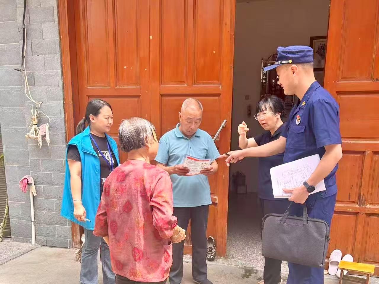 聯合消防志願者開展敲門行動（單位供圖）