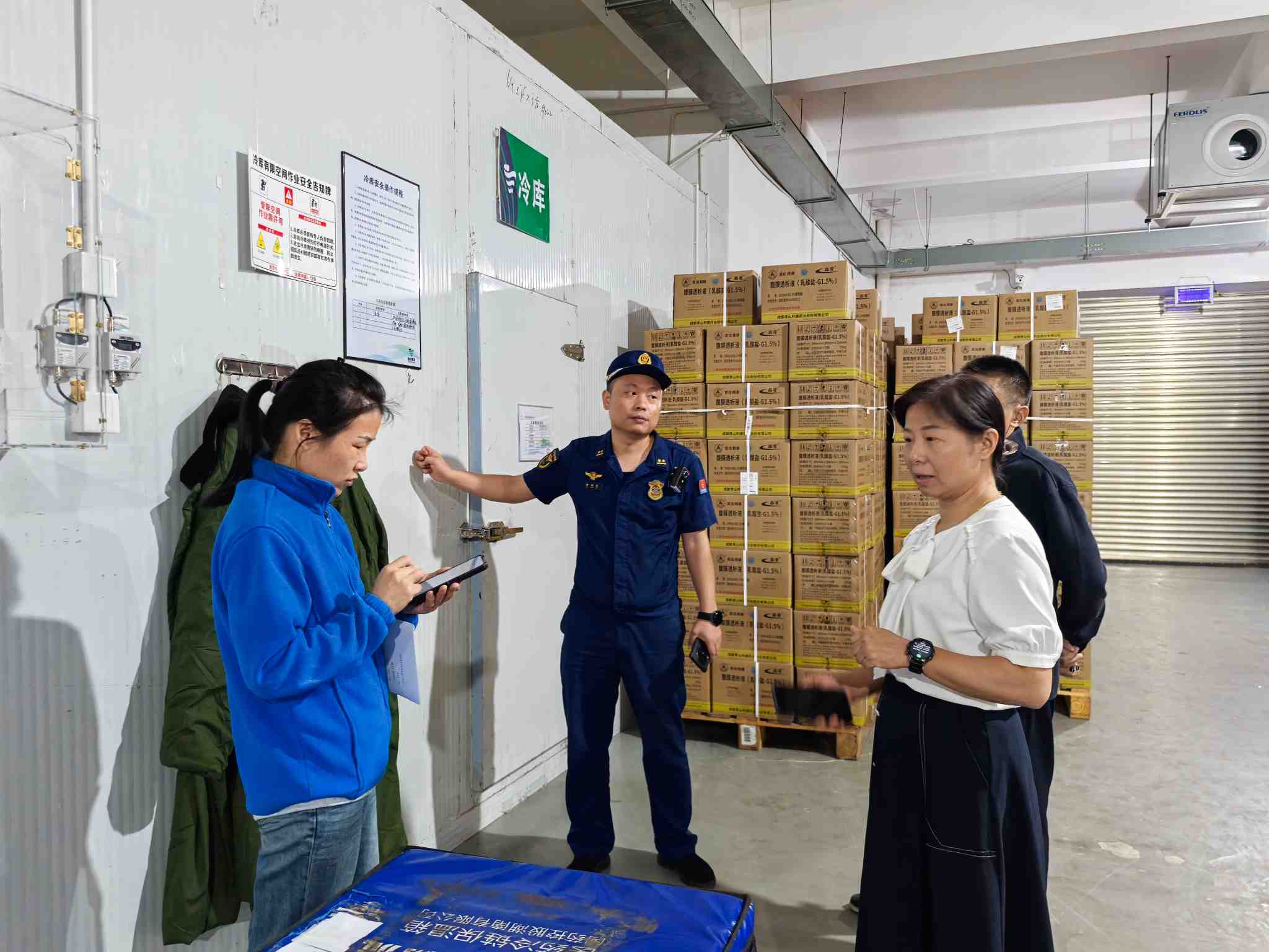 走進轄區單位開展動火作業和建筑保溫材料專項整治工作（單位供圖）