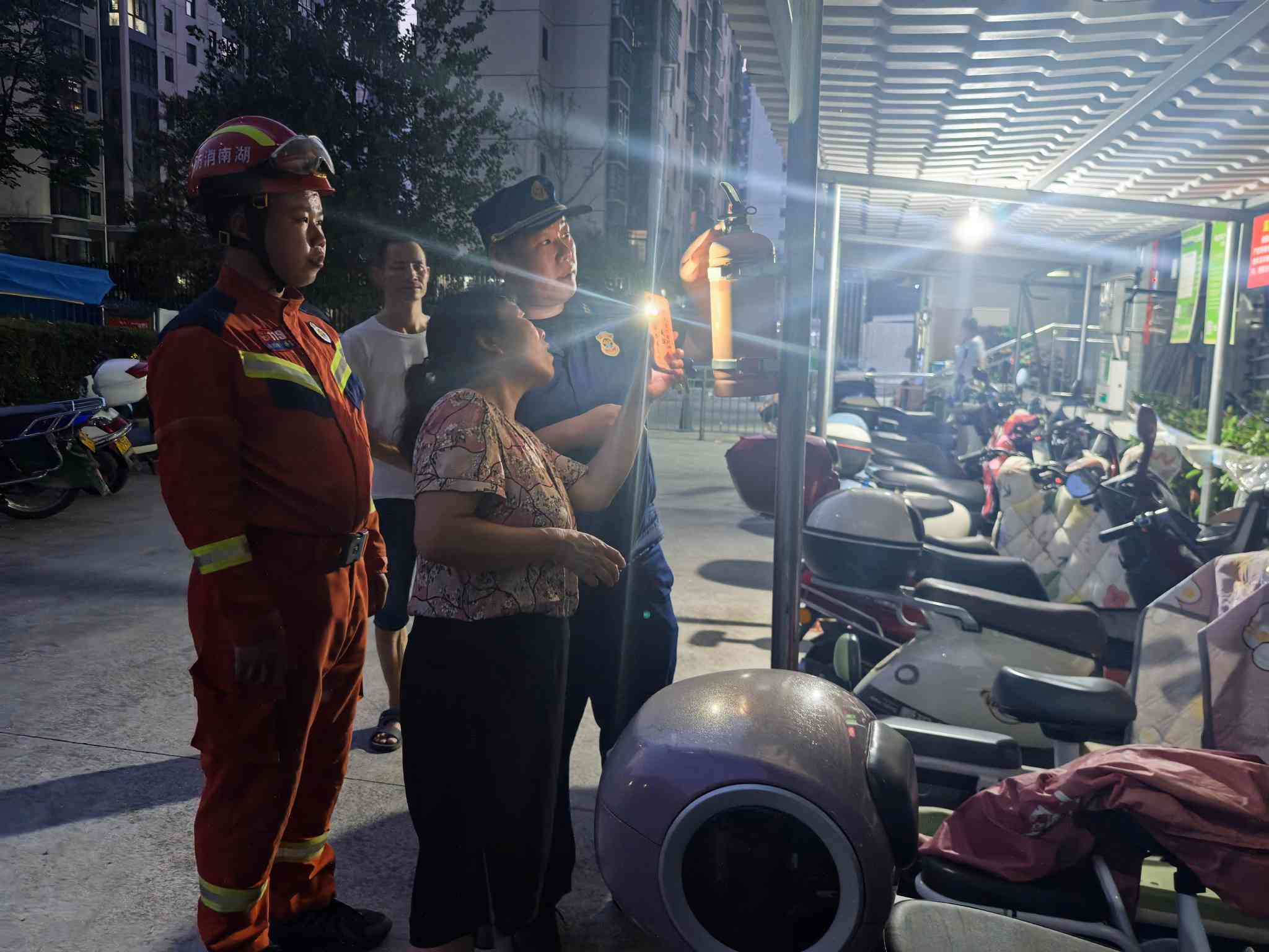 走進轄區小區開展“兩電”安全隱患排查行動（單位供圖）