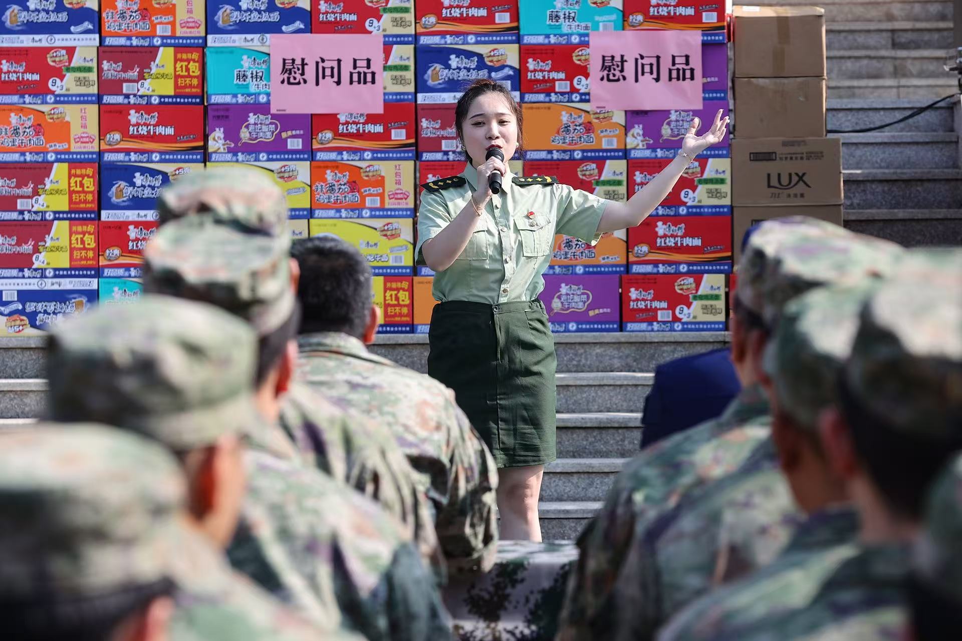 文化志愿者在活动现场演唱军歌《当那天来临》。陈卫平摄