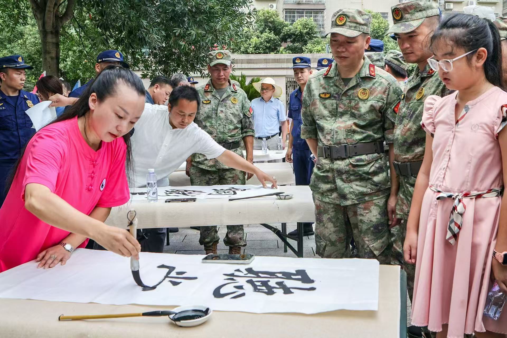 县书法家协会志愿者在活动现场挥毫赠墨宝。陈卫平摄