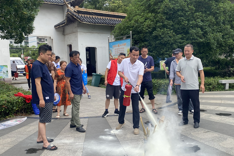 学习使用灭火器。衡阳消防供图