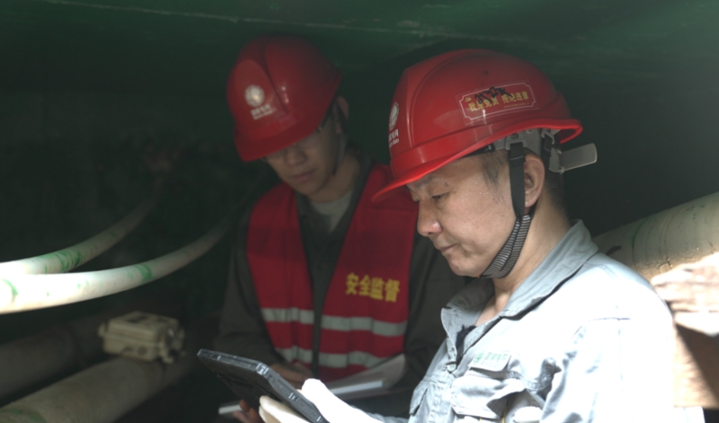 国网岳阳输电检修公司邓岳平对110千伏奇南线地下电缆的运行状况进行“体检”。受访单位供图