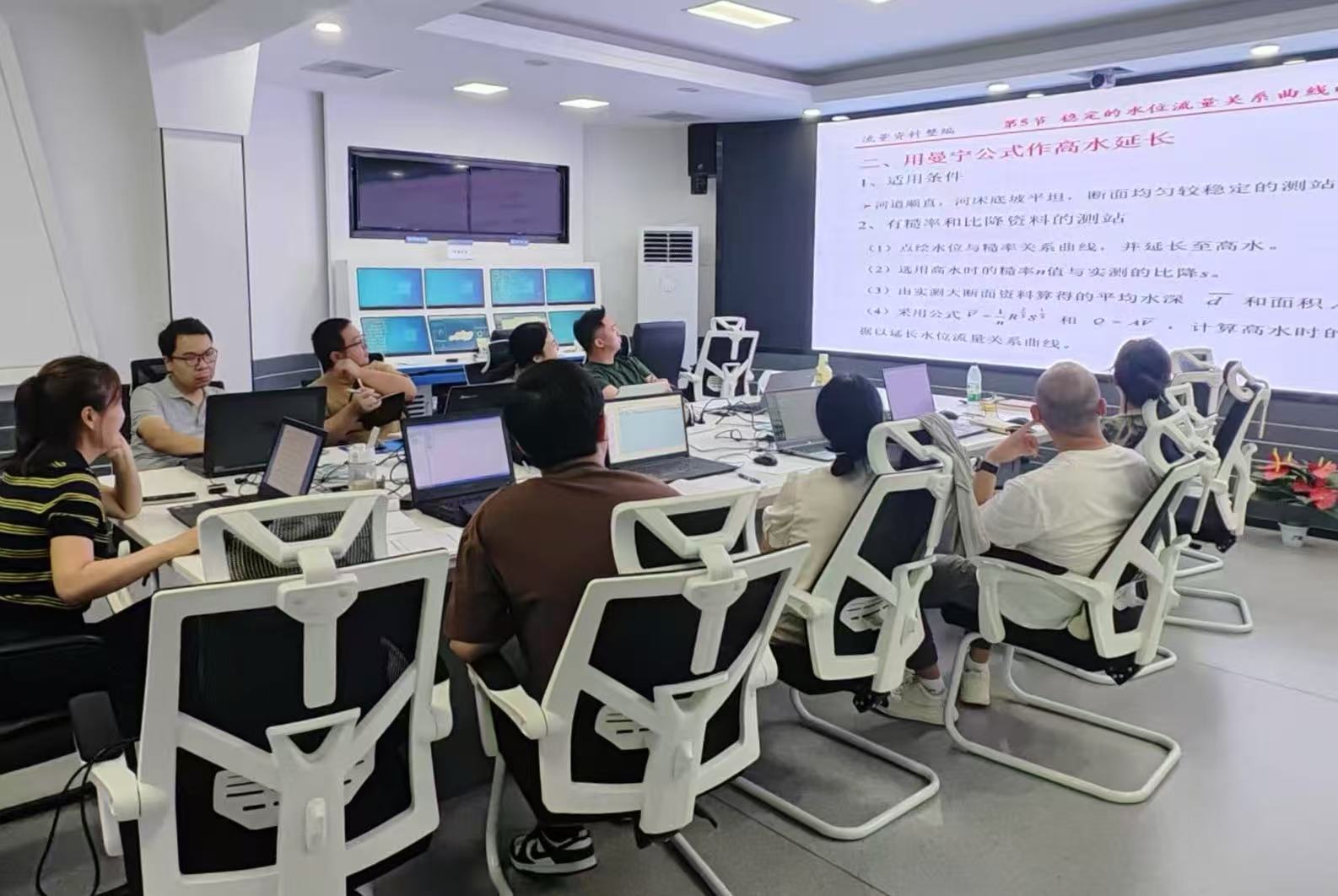 培训中邀请了相关专家进行授课分享 单位供图