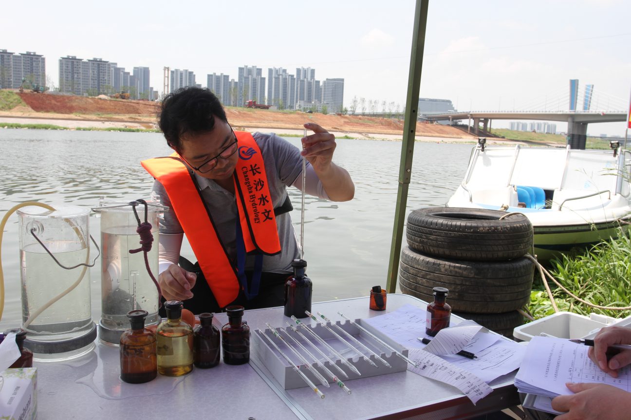 炎炎烈日下，青年尖兵们操作勘测仪器，记录测量数据 单位供图