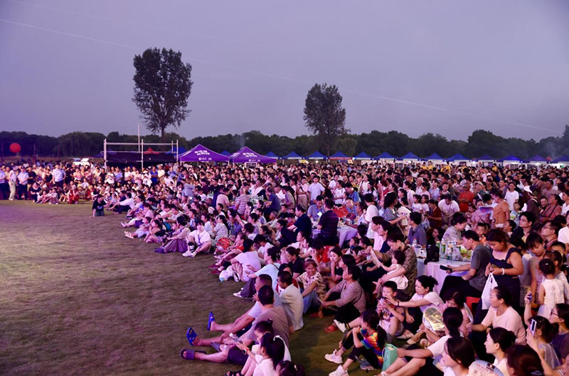 葡萄节现场人气爆棚。李根摄