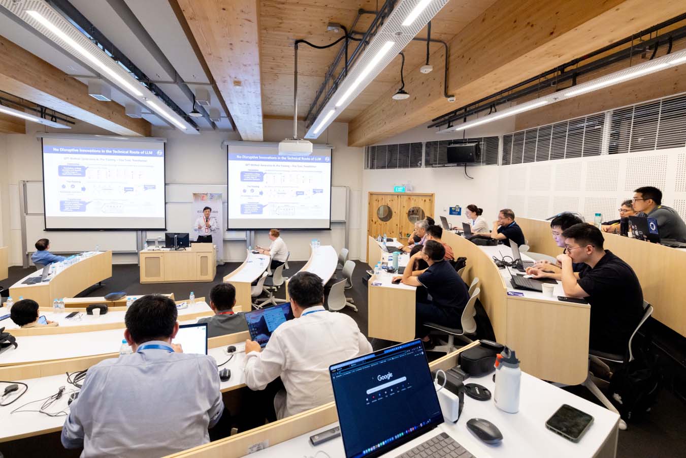 中國科學院計算技術研究所副所長陳益強研究員在會上做學術報告。企業供圖